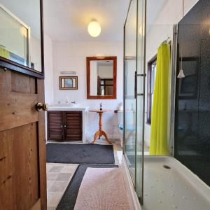 Contactors House 4-br 6-beds & Parking For 3 Vans