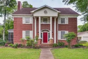 Delightful Retreat with Fireplace and Large Yard! - Gurdon