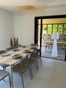 Villas Maison en bois avec piscine proche de la plage : photos des chambres
