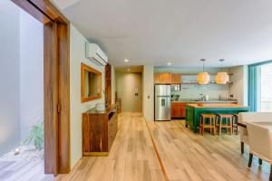 Luxurious Oasis Jacuzzi with Art Gallery and Pool