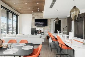 Lavish 3-Bedroom Penthouse with Four Seasons Flair