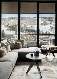 Lavish 3-Bedroom Penthouse with Four Seasons Flair