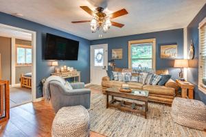 Murray Cabin with Hot Tub Walk to Kentucky Lake!