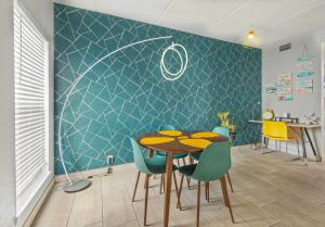 SPI Beach Condo - Just a block away to Paradise