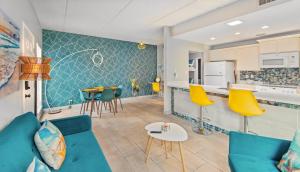 SPI Beach Condo - Just a block away to Paradise