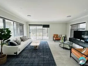 Aircabin - Denham Court - Modern - 4 Beds House - Ingleburn