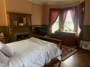 2 Br Victorian Apt 2800 sq ft 2 floors with Full Kitchen 2 baths and Laundry