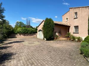 Villas Charmante Maison Piscine : photos des chambres