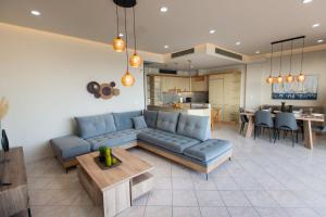 Alkioni Suite with harbor view