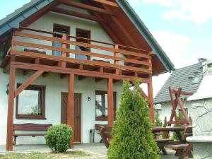Tolles Ferienhaus in Gmina Sierakowice mit Grill, Garten und Terrasse