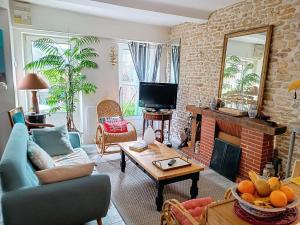 Maisons de vacances Charmante Villa en Pierre, Proche Plage, Cheminee, Cuisine Equipee, Jardin Clos, Expo Sud - FR-1-746-20 : photos des chambres