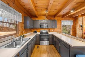 "Smoky Banjo Cabin" Epic Views & Total Privacy