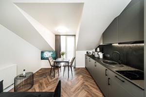 Riverra House - Studio Panorama View