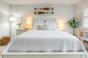 Fort Pierce Condo with Screened Porch Walk to Beach