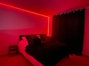 Love Room avec Baignoire Balnéo Jacuzzi - Terrenoire