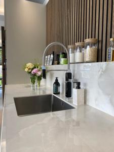 Appartements Luxury Villa with Pool & Sea View-10 Minutes from Monaco : photos des chambres