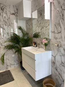 Appartements Luxury Villa with Pool & Sea View-10 Minutes from Monaco : photos des chambres