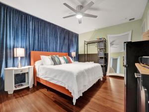 GayMens Clothing Optional Studio with soft bed- deep dis counts for longer stays