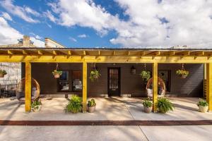 Historic DTWN Studio, Walk to Bathhouses, Shops, Room # 103