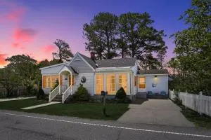 Cottage w Private Creek, Sunroom, Fire Pit, & WiFi - Greenbackville