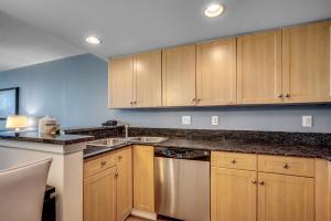 Stunning Oceanfront King Suite on 18th Floor Centrally Located