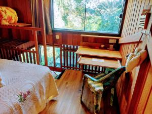 Chalézinho na montanha com vista para o mar