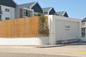 Contemporary Home @ BellaMare