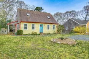 Modern Mashpee Home with Porch Beach and Lake Access! - 马什皮