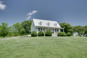Spacious Rural Getaway in Lexington with Deck!