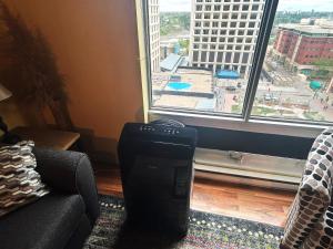 2 Full Beds, Rogers Place Downtown Central, Memorable 1 Bedroom Condo