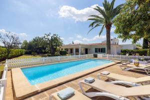 Ideal house for two families with pool and barbecue