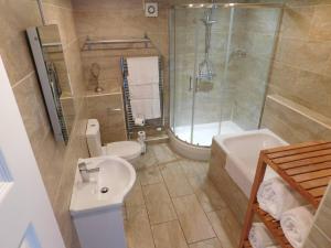 Quiet courtyard Lodge5, outside seating & parking