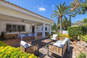 Ideal house for two families with pool and barbecue