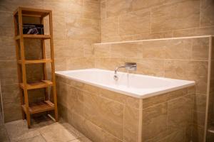 Quiet courtyard Lodge5, outside seating & parking