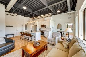 Downtown Grand Haven Condo - Walk to Boardwalk! - 4hvězdičkové hotely ve městě Grand Haven