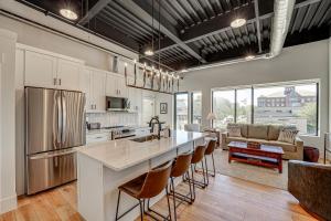 Downtown Grand Haven Condo - Walk to Boardwalk!