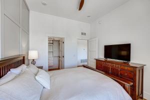 Downtown Grand Haven Condo - Walk to Boardwalk!