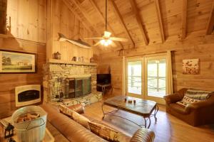 Winter Hiking and Hot Tub Soaks! Marion Mtn Cabin - 3hvězdičkové hotely ve městě Marion