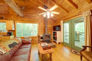 Hot Tub & Trail Access: 92-Acre Retreat in Marion!