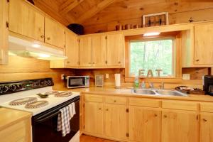 Hot Tub & Trail Access: 92-Acre Retreat in Marion!