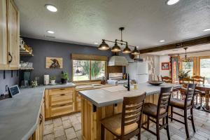 14 Mi to Main Street Moab Cabin with Hot Tub Access