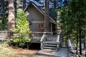 The Mighty Pines Retreat + Large Patio + BBQ+View! - Twin Peaks