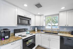 Malyn 108, Updated Waterfront condo, private patio
