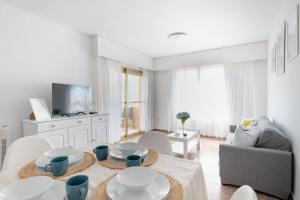 Bright 2 Bed Apartment with pool - Solo Familias