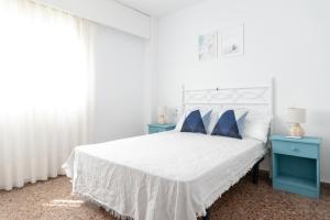 Bright 2 Bed Apartment with pool - Solo Familias