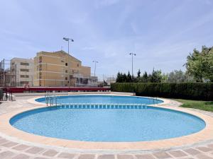 Bright 2 Bed Apartment with pool - Solo Familias