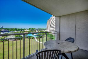 Luxury 4 bedroom Condo - Yacht Club