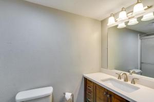 Lake-View Margaritaville Retreat with Screened Porch