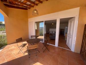 Maisons de vacances Maisonnette calme vue collines : photos des chambres