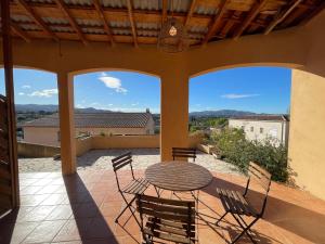 Maisons de vacances Maisonnette calme vue collines : photos des chambres